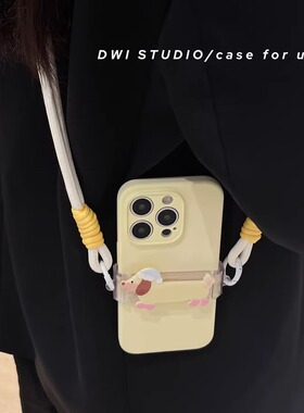 DWI STUDIO斜挎奶黄小狗挂绳背带手机壳17promax/14适用苹果相机按键全包16promax/13新款iPhone15解放双手16