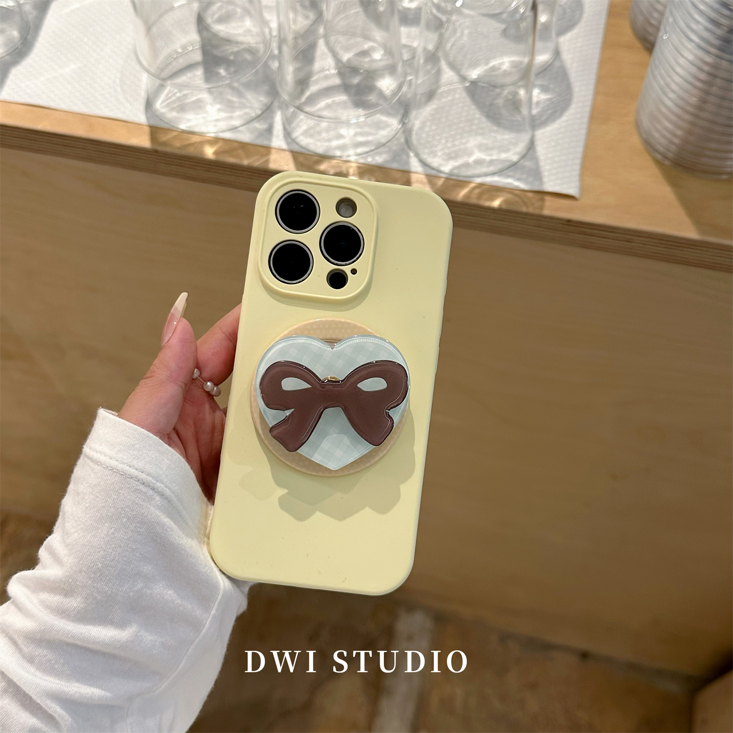 高级感奶黄棕蝴蝶结磁吸挂绳壳