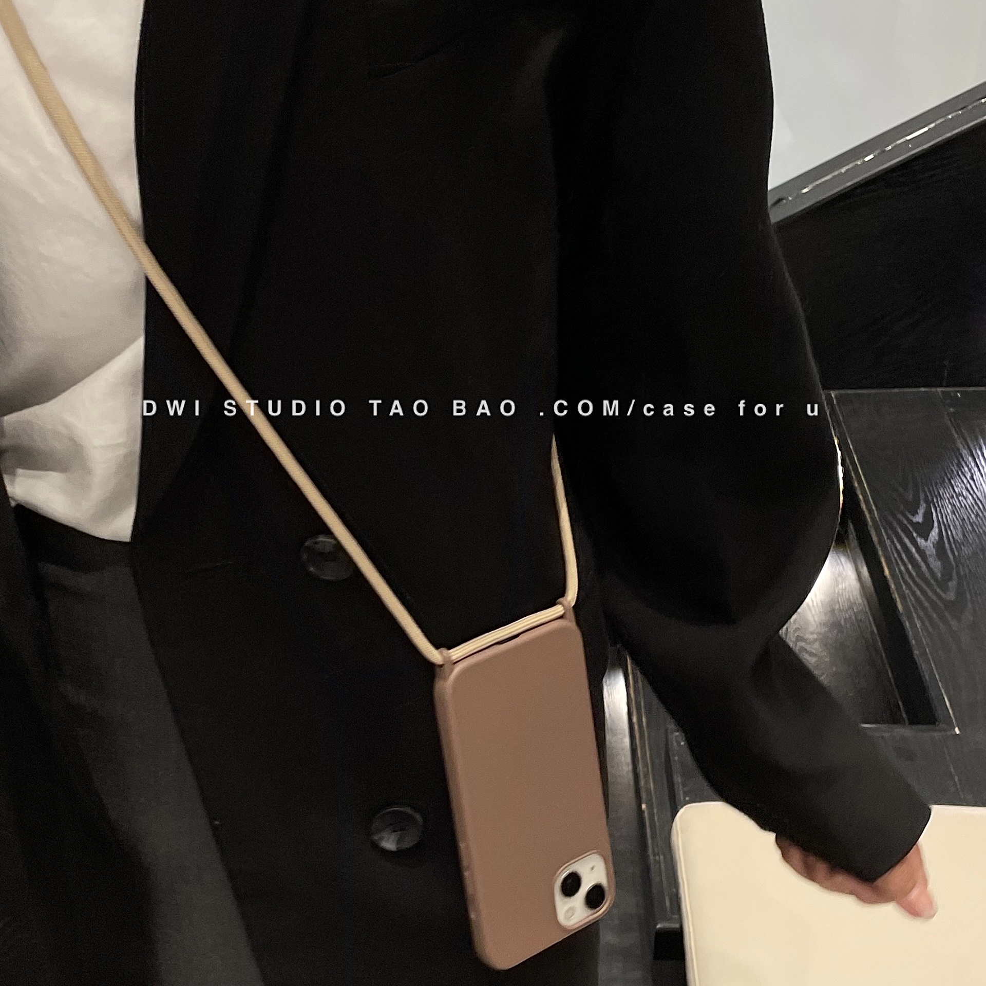 简约奶茶色斜挎挂绳手机壳15