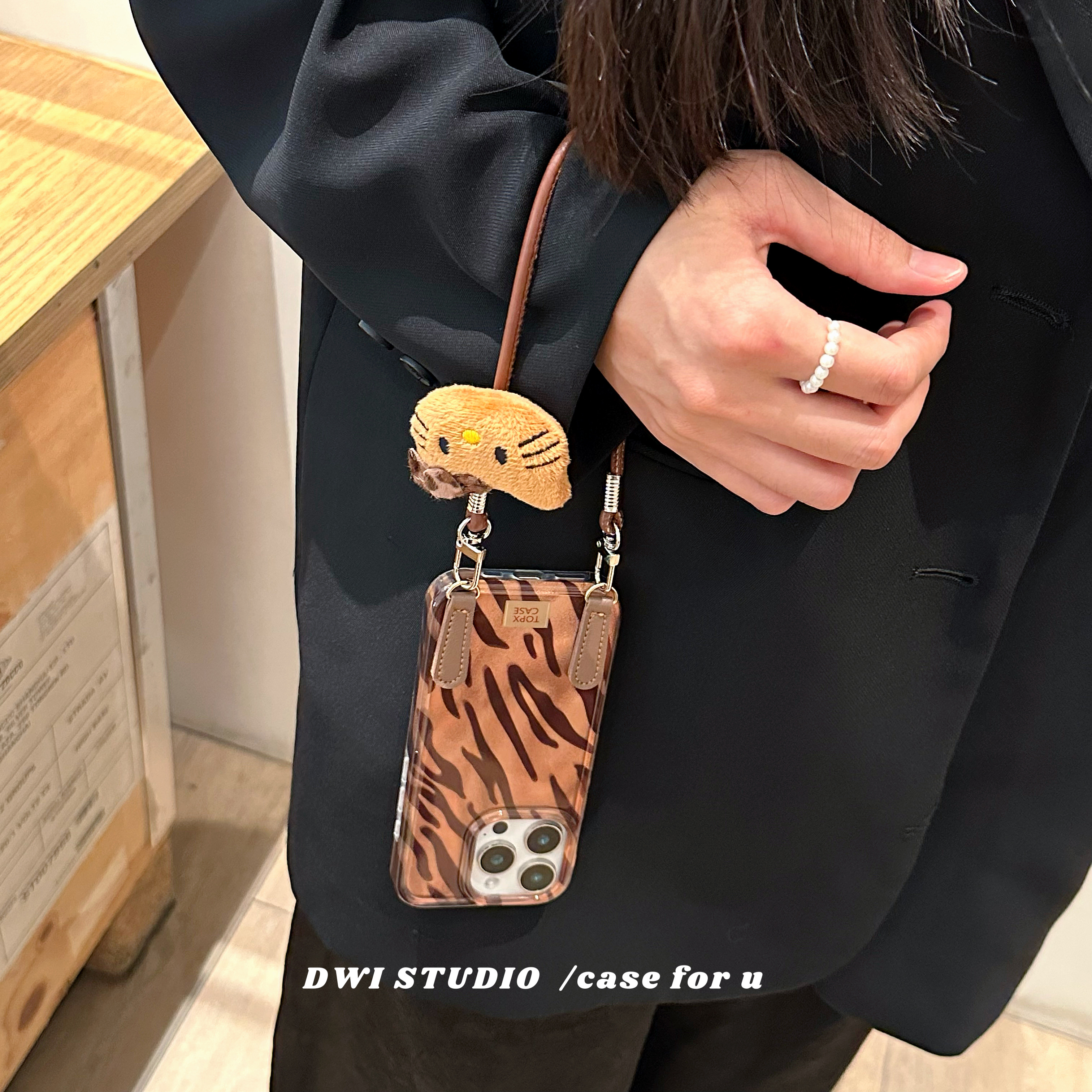 复古棕色斑马挂绳kt手机壳