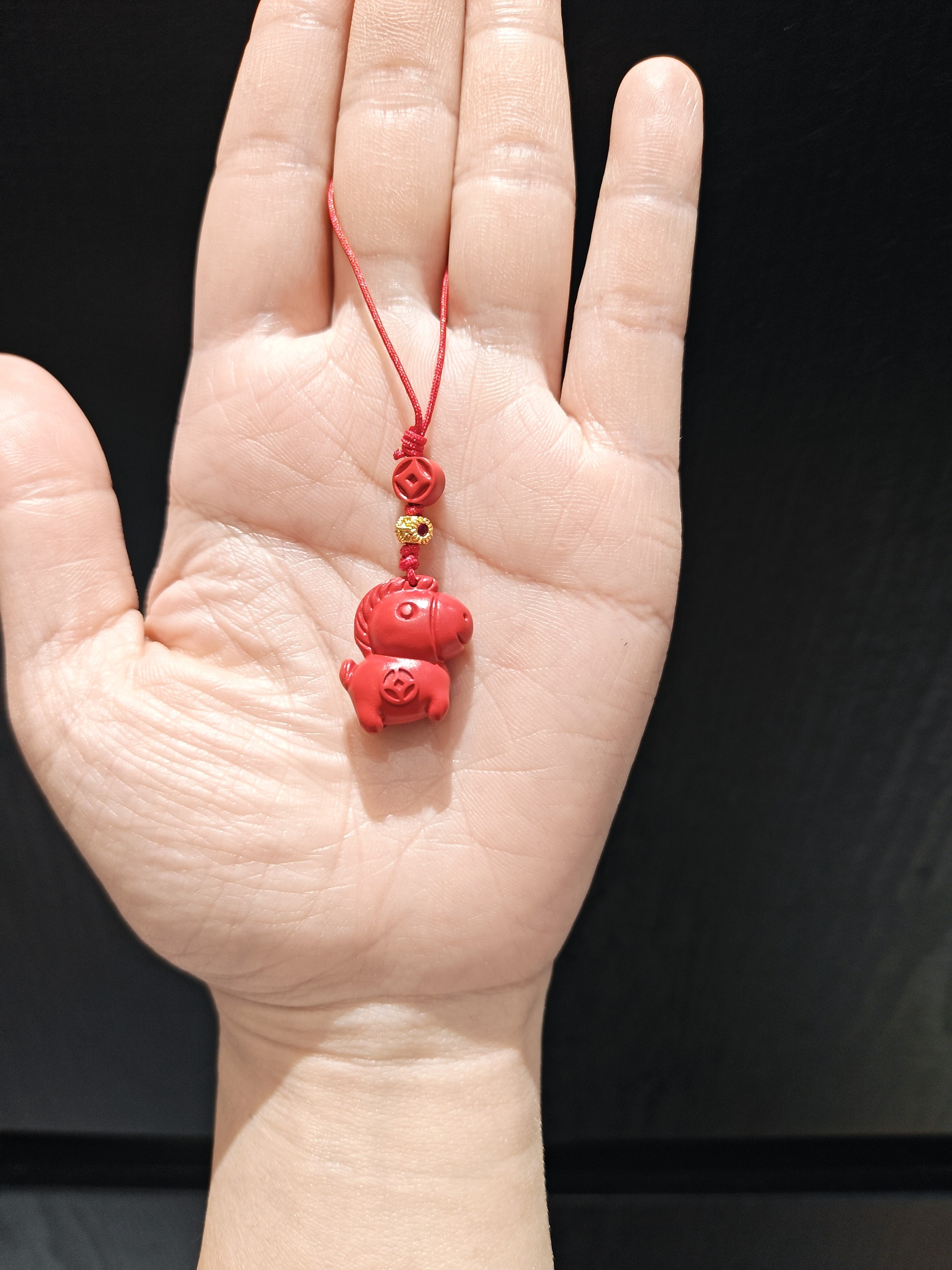 19乘19m高含量朱砂水飞沙双面雕刻小马手机挂件包挂件大版