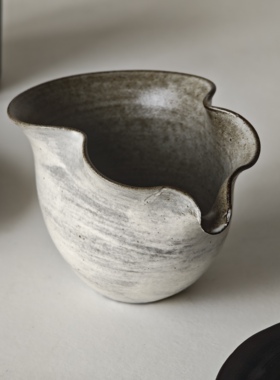 诺裔家 日本器 丸玲制陶粉引志野烧技法侘寂风宝葫芦形片口公道杯