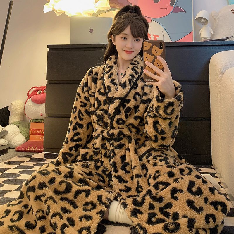 大码豹纹睡袍女300斤珊瑚绒长款睡裙加厚宽松长毛绒胖MM可爱浴袍
