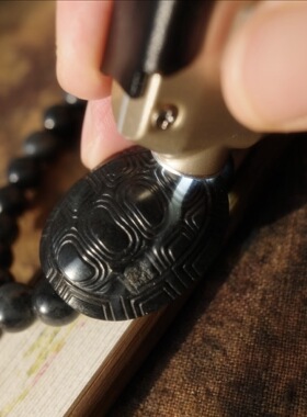 【谢钰儿】新疆和田玉墨玉青花籽料一线天富甲一方手串