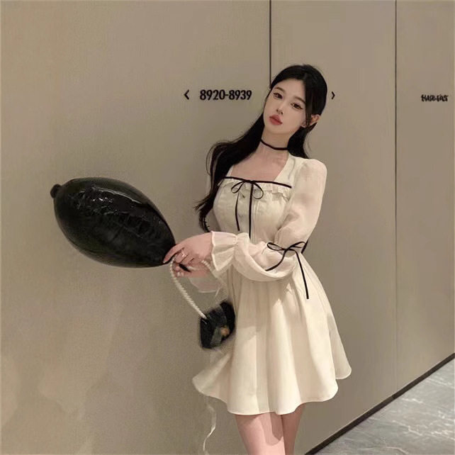 早秋设计感小心机长袖白杏色连衣裙方领收腰显瘦小众初恋仙女裙子
