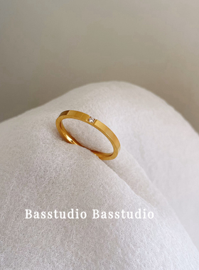 Basstudio不掉色原创设计简约韩版钛钢单钻金色锆石情侣戒指女