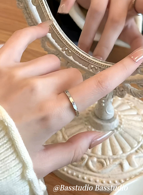 Basstudio不掉色磨砂批花花纹戒指女小众设计叠戴钛钢简约素圈