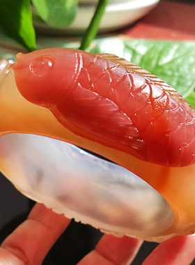 粉红锦鲤 纯天然巴西老料玛瑙雕刻手镯 稀有三彩 俏色鲤鱼58