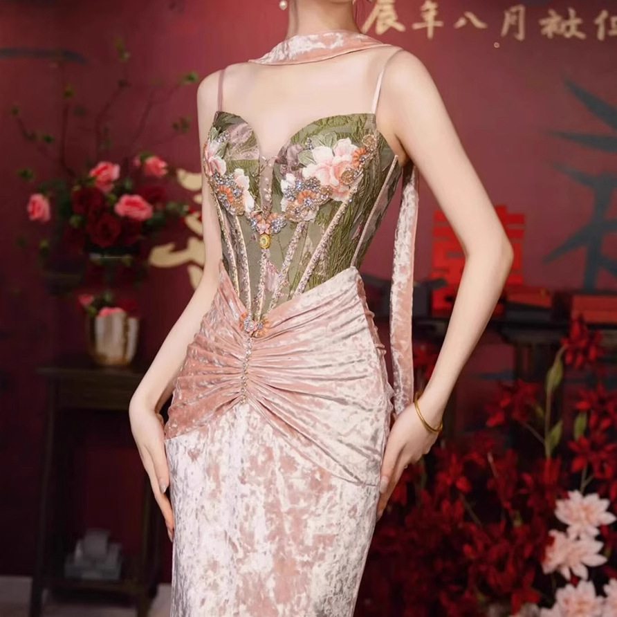 新中式晨袍2025新款轻奢小众高端吊带新娘敬酒服订婚重工礼服裙女