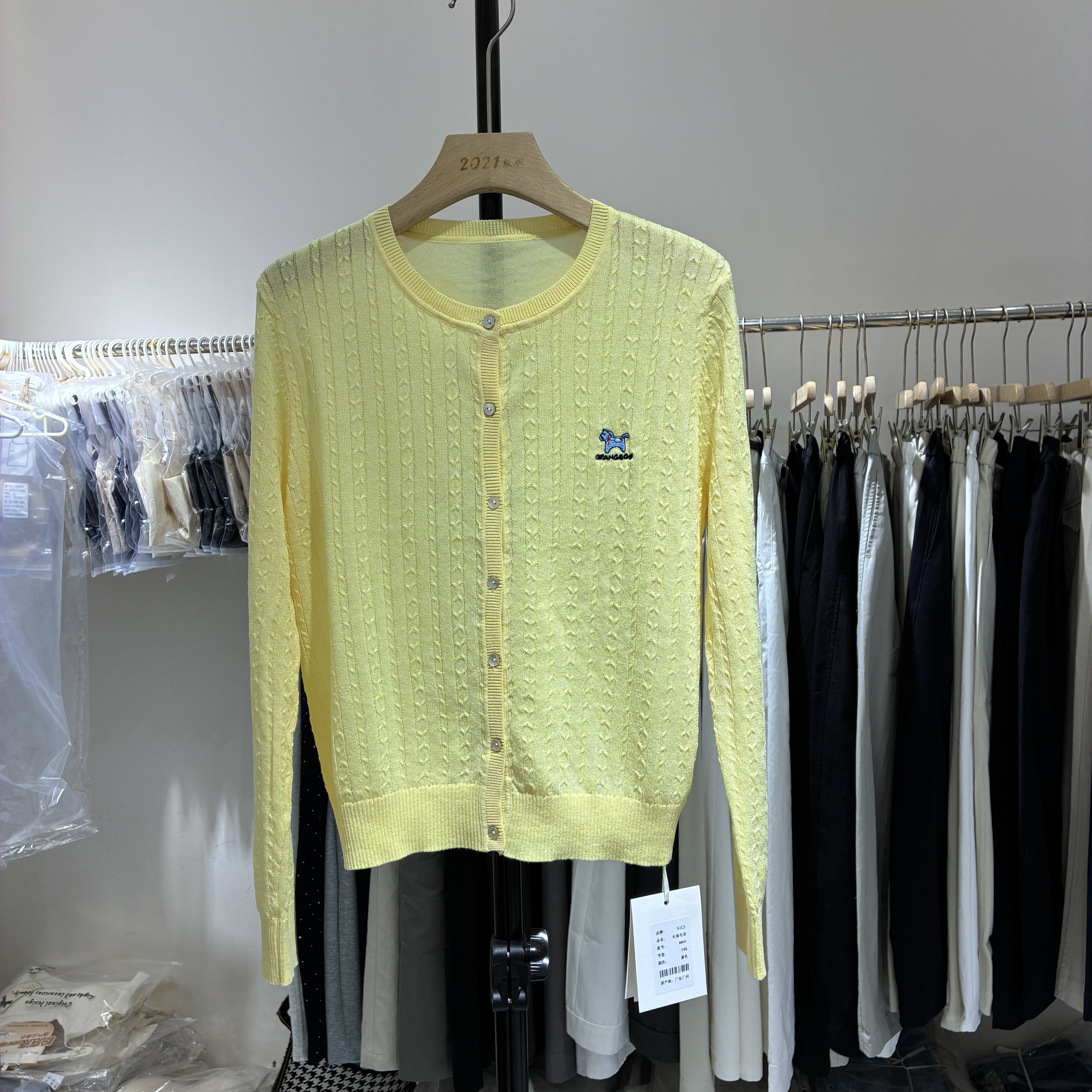 韩系休闲百搭圆领麻花针织开衫别致刺绣小马设计柔软舒适上衣