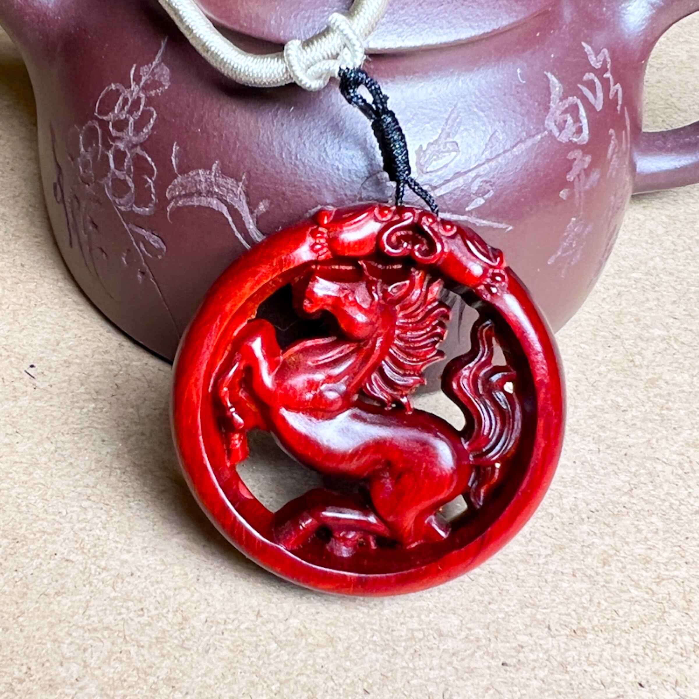 小叶紫檀马挂件项链红木马挂件生肖镂空木制钥匙扣红色马吊坠马牌