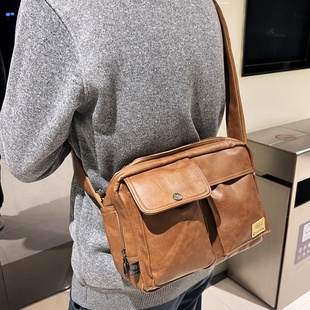 2026复古男式 斜挎包多口袋邮差包休闲单肩包青年潮牌机车IPAD背包