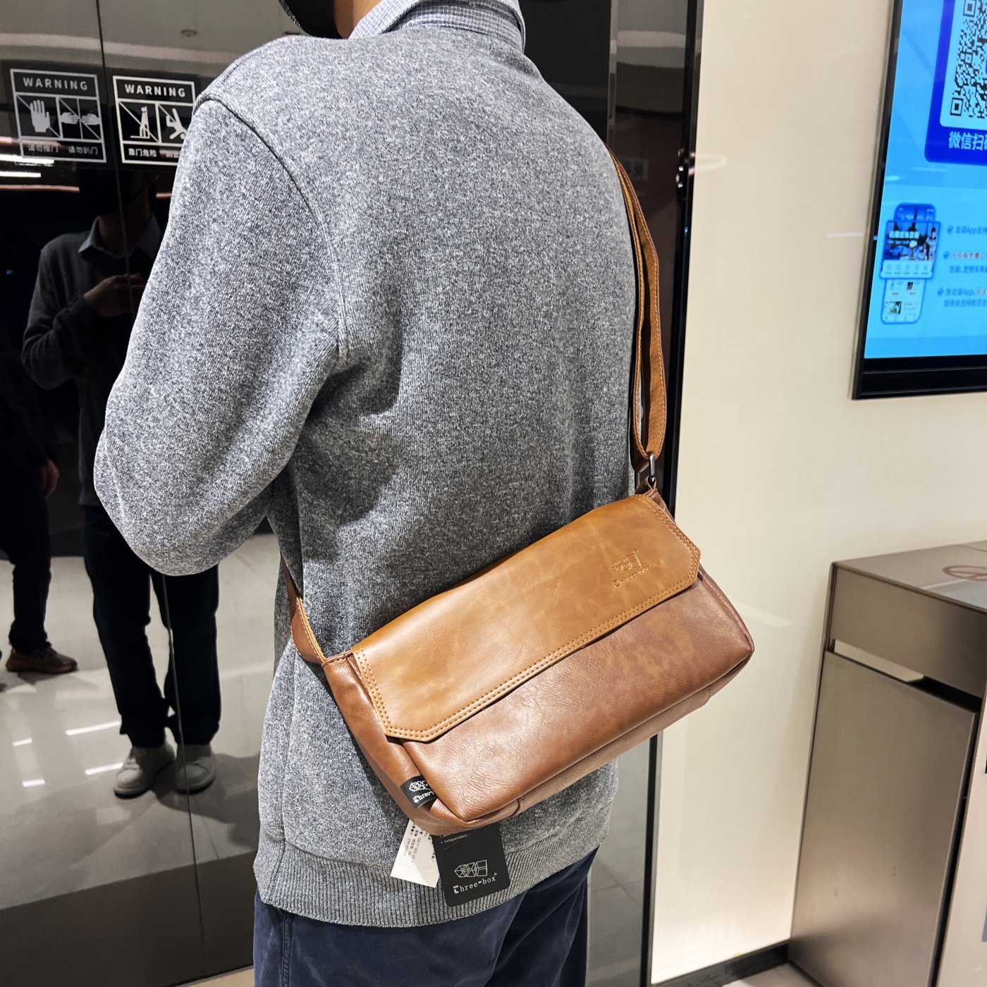 三盒子真皮质感斜挎包男士休闲单肩包棕色街头潮流小包日系男背包