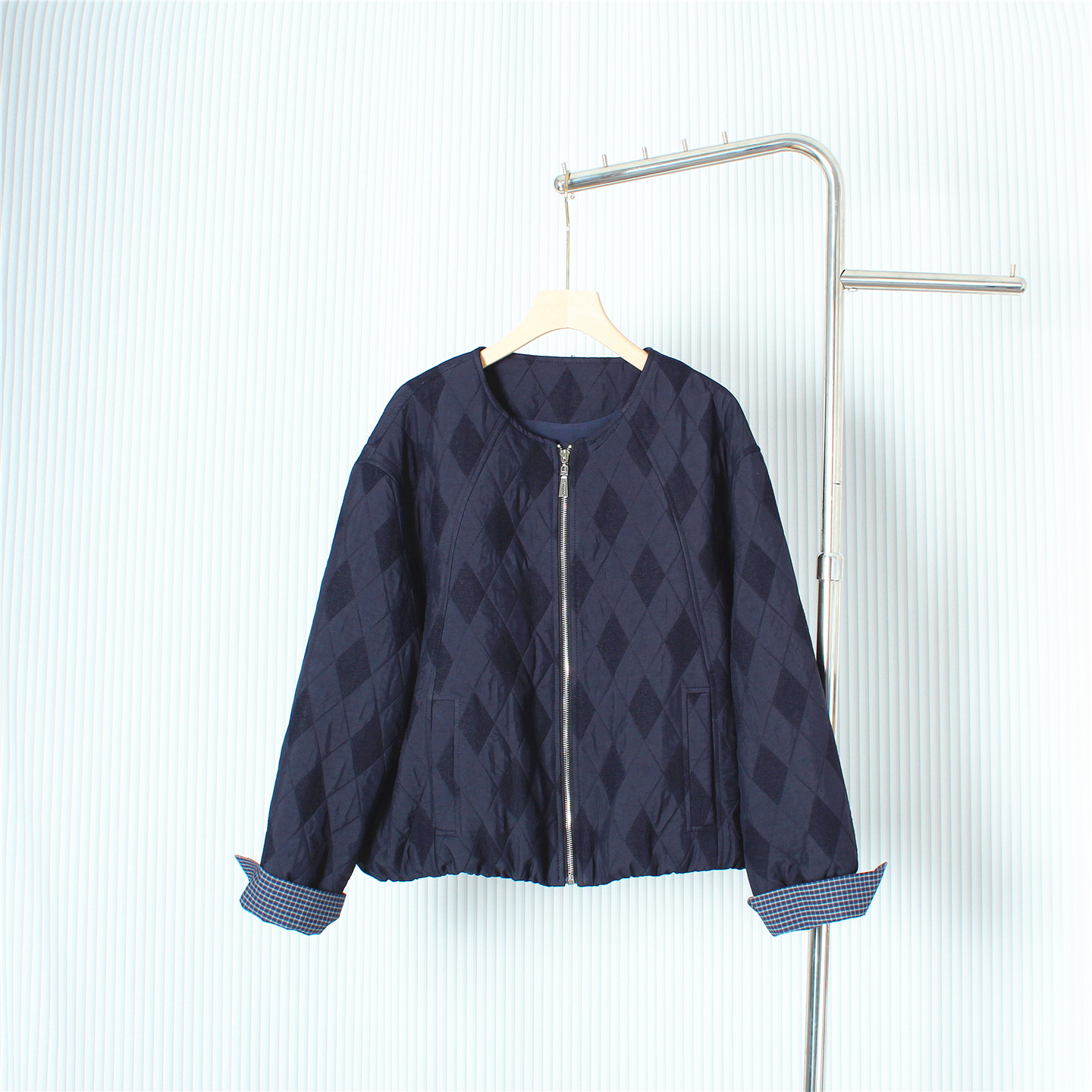 轻薄绗缝菱格棉服女短款