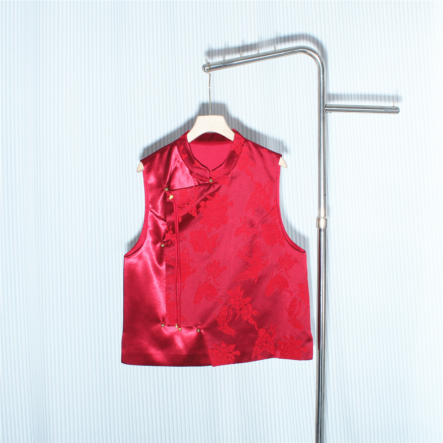 红锦蝶花斜襟金珠盘扣醋酸提花中式马甲红色年服唐装背心复古马夹