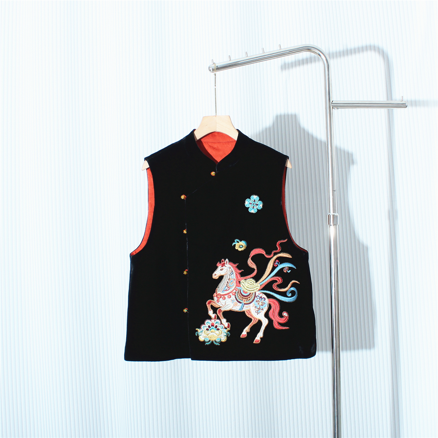新中式重工刺绣马甲复古立领单排扣黑色生肖马到成功国风背心上衣
