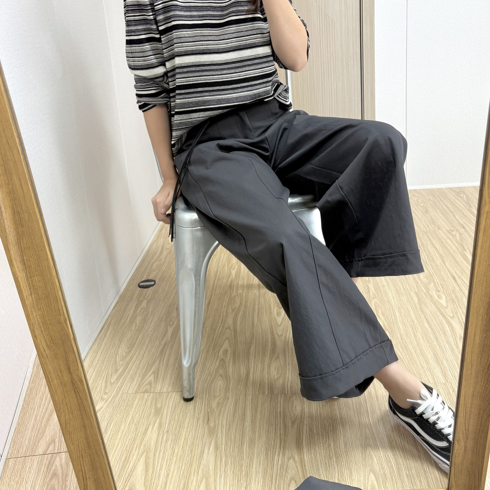松弛感宽边皮带莫兰迪灰直筒裤