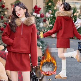 2025冬装新款圣诞战袍烫钻连帽90绒套装貉子毛