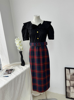 Kalman | 复古学院风来袭！黑色娃娃领上衣搭配经典格纹半身裙