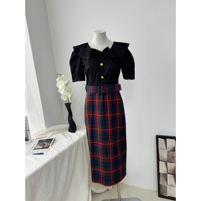 Kalman | 复古学院风来袭！黑色娃娃领上衣搭配经典格纹半身裙