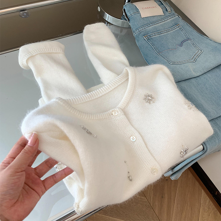 奶呼呼白色针织开衫女