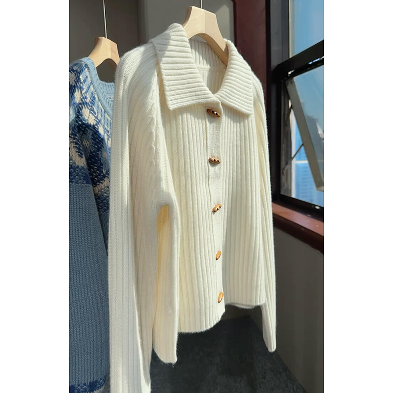 米白色橄榄木扣翻领羊绒毛衣