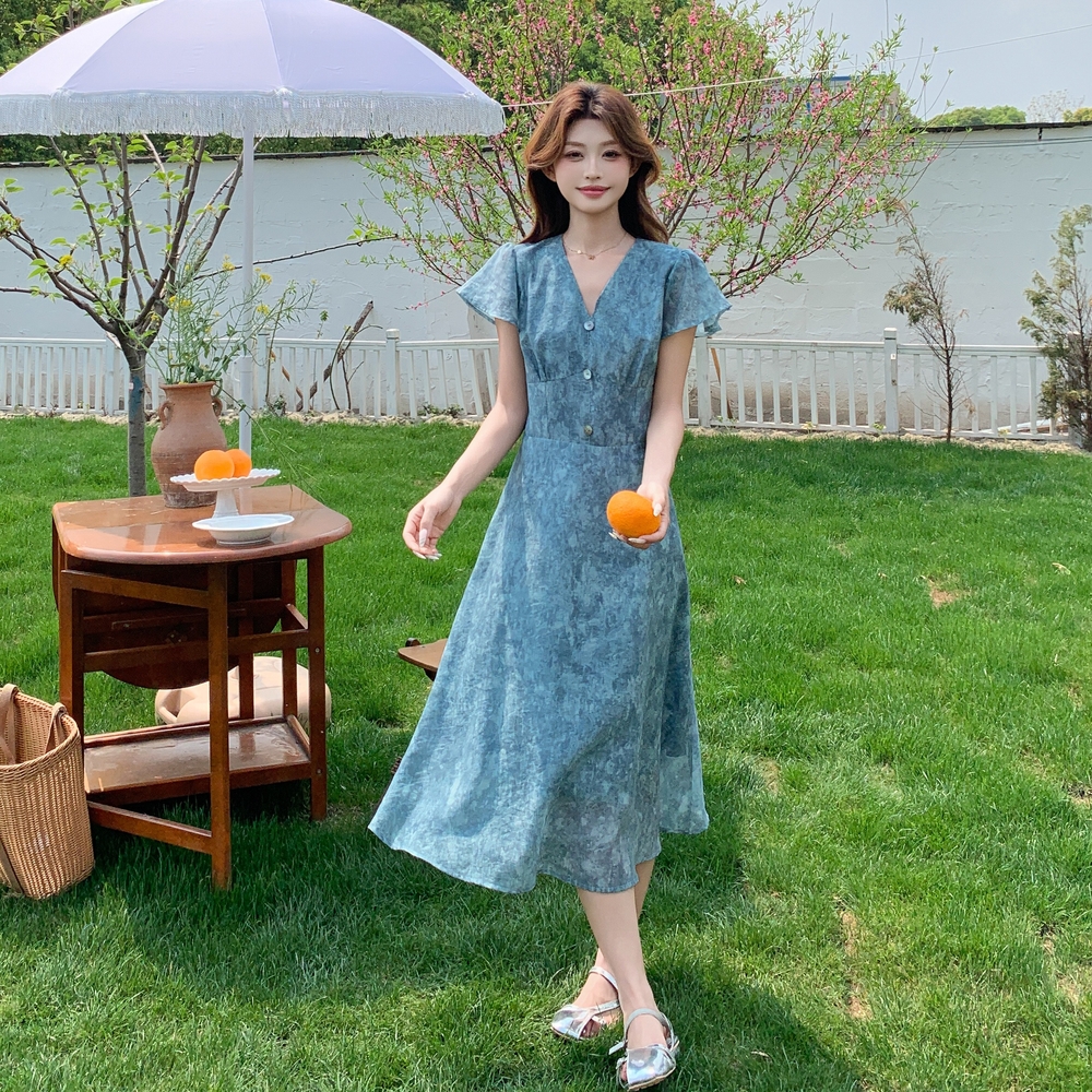 夏季2025新款V领飞飞袖中长裙子法式灰蓝色印花暗纹雪纺连衣裙女，女装连衣裙，唯尔萱