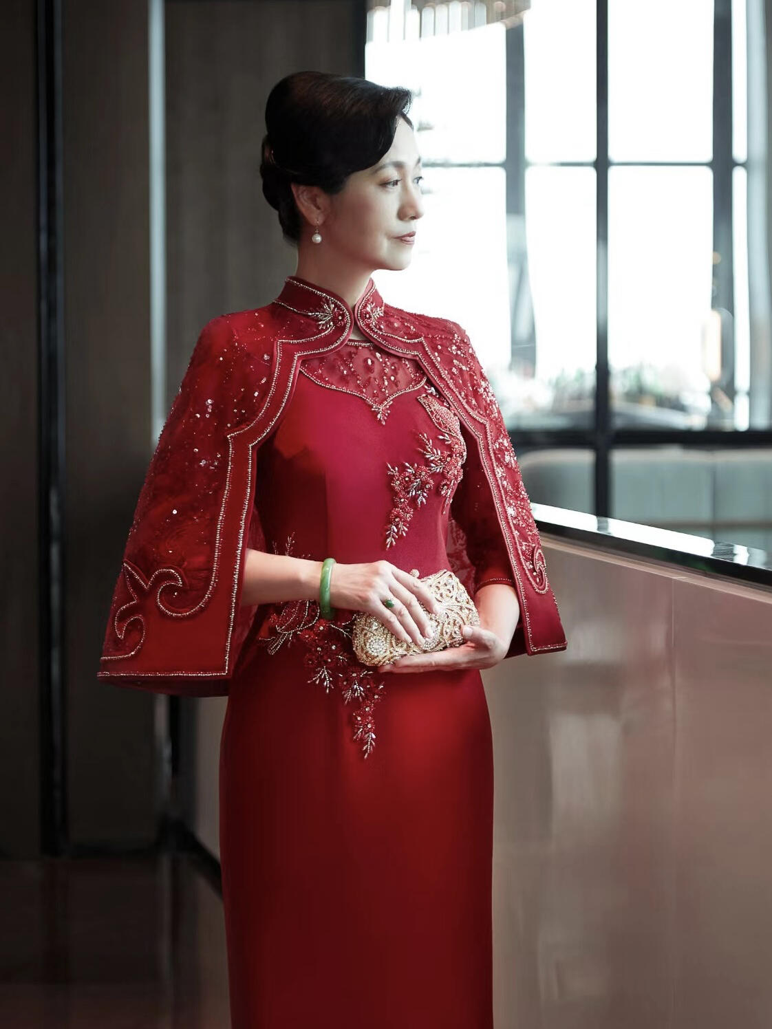 出租高端旗袍妈妈婚宴装女儿结婚母亲婚礼喜婆婆红色礼服带披肩