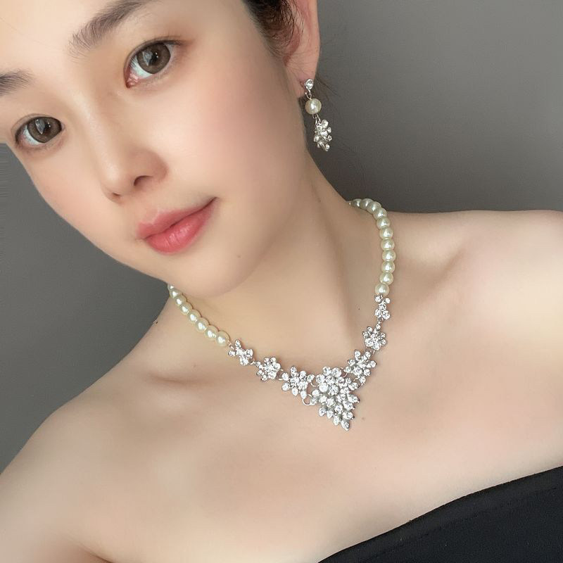 衣服配饰品水晶玻璃花朵女锁骨