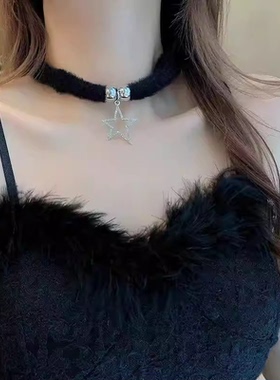 黑色毛绒星星吊坠项圈女