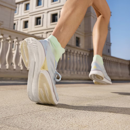 新款超轻缓震柔弹舒适跑步运动鞋