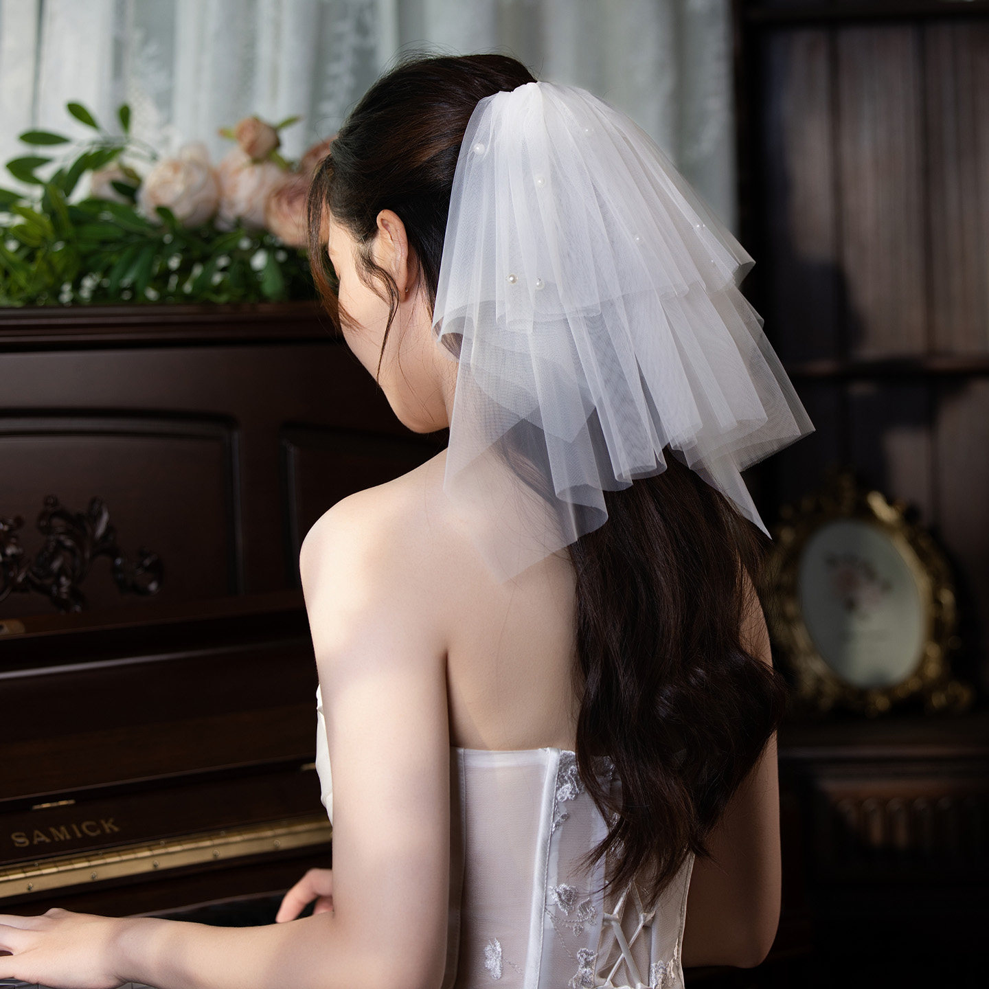 新娘主婚纱短款高级感夹子头饰简约领证结婚钉珠拍照道具小头纱