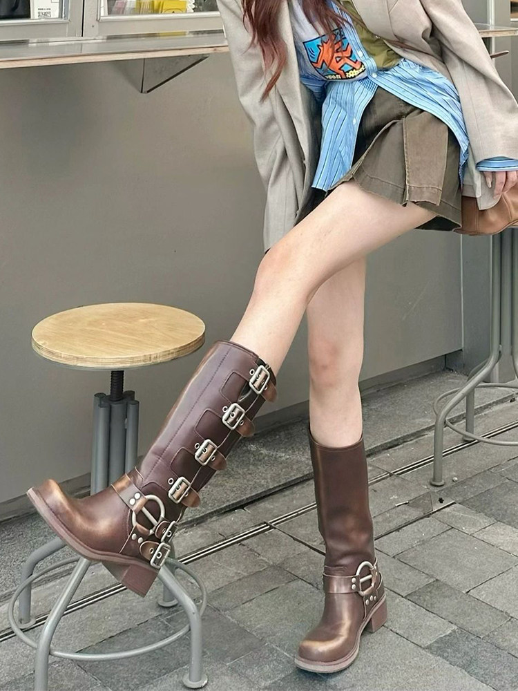 MIU  가죽 레트로 나이트 부츠 여성 벨트 버클 두꺼운 힐 하이 부츠 무릎 높이 부츠 이상 서부 카우보이 부츠