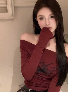 美式辣妹一字肩长袖T恤女装秋季红色印花修身收腰打底衫别致上衣