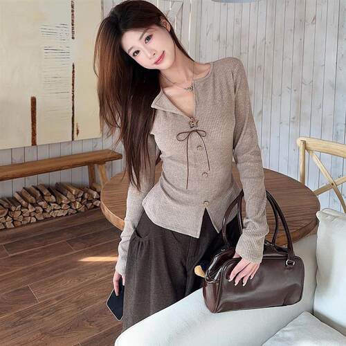 法式气质辣妹风v领长袖T恤女秋季新款设计感花朵纽扣修身显瘦上衣