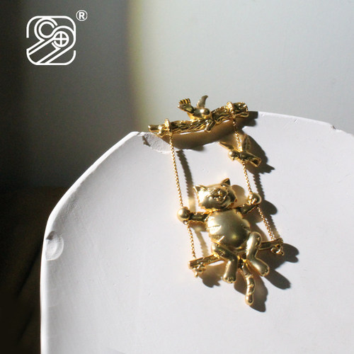 2023新款欧美18K包磨砂金可爱荡秋千的小猫小鸟元素时尚胸针ZD
