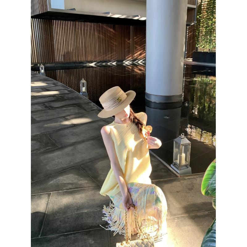 00后2025新款无袖褶皱上衣女设计感阳光时尚流苏碎花套装半身裙