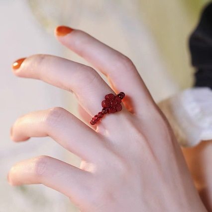 朱砂梅花石榴石戒指女国风复古时尚小众甜美秋冬小红花弹力食指戒