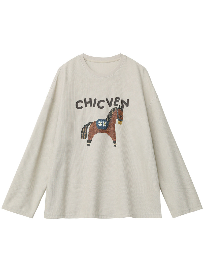 Beige long-sleeve graphic T-shirt with horse print and CHICVEN text