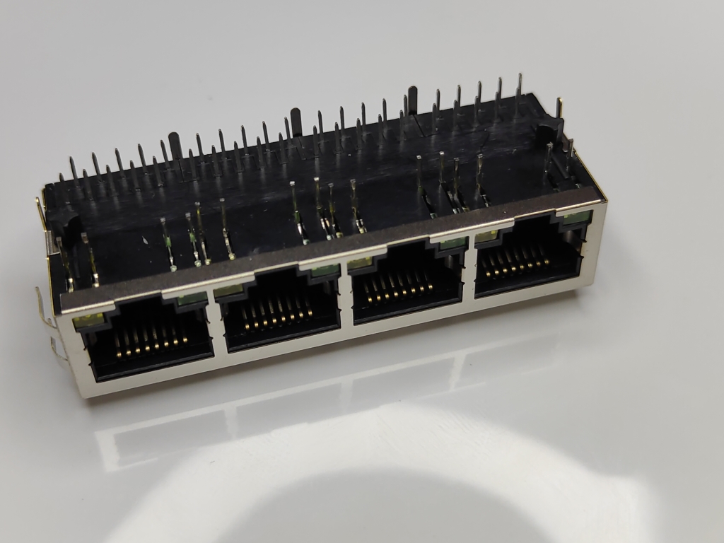 RJ45连接器 网络滤波器网口插座 4口千兆带灯卧式全新批次