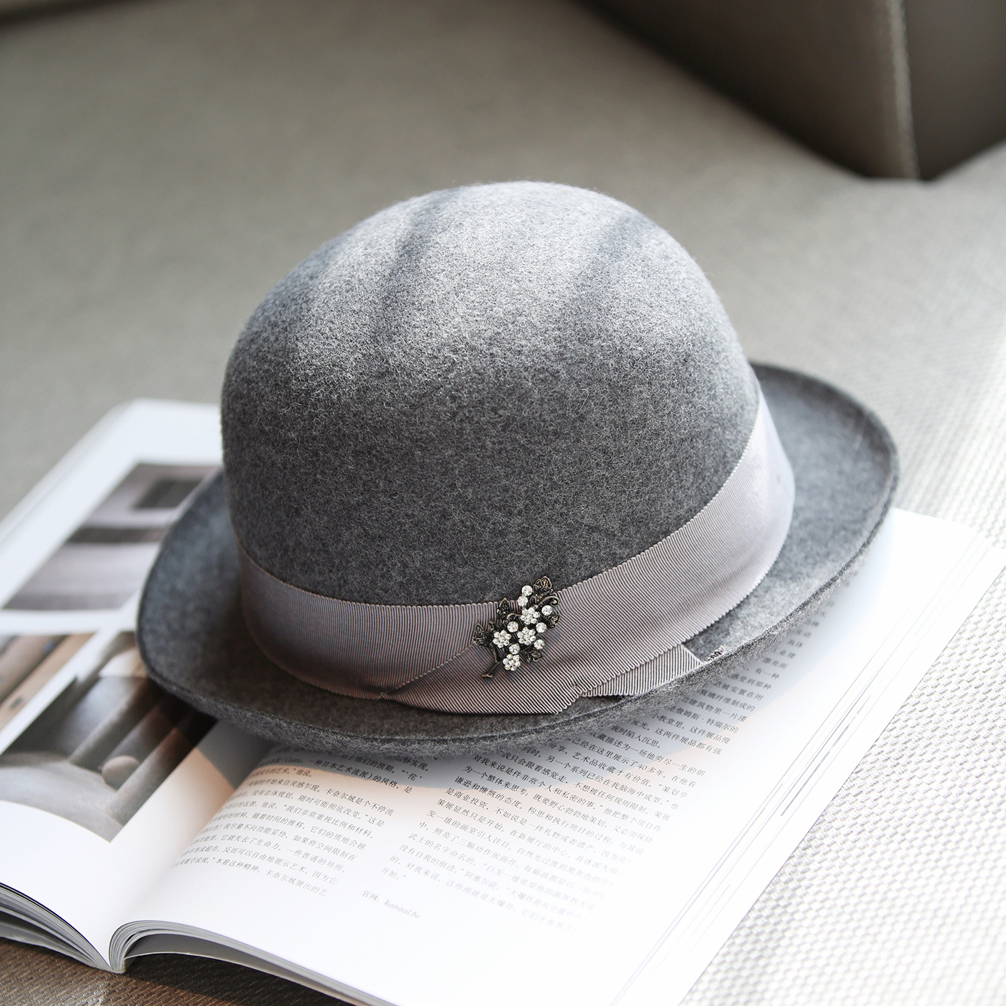 羊毛呢圆顶礼帽女秋冬卷边钻饰花朵韩版百搭时尚帽子灰色轻奢帽子