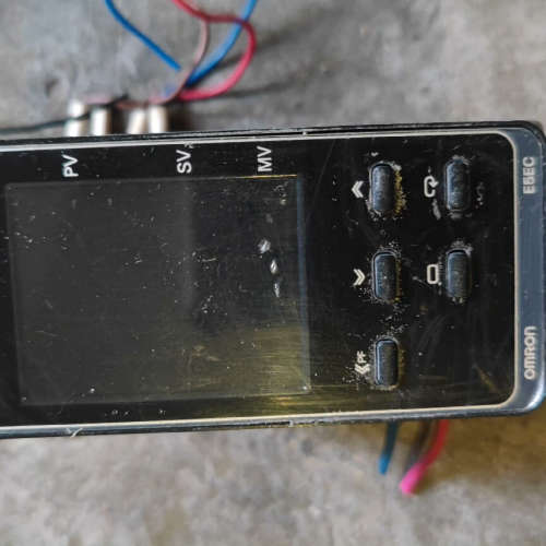 温控器。温控器，型号E5EC-RR2AS