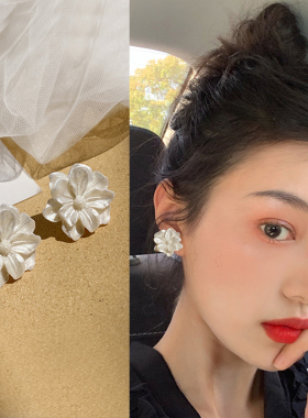 白色花朵耳环2024年新款潮银针耳钉女韩国气质网红小众设计感耳饰