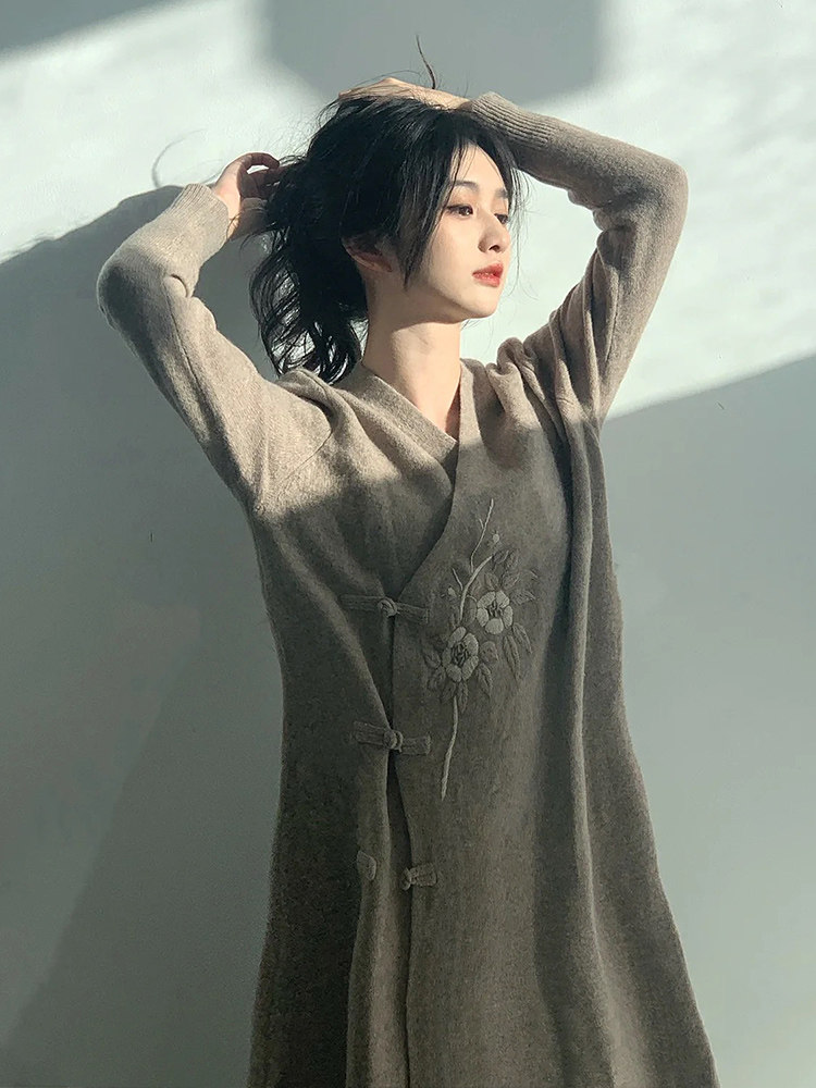 여성을 위한 새로운 중국 스타일 국가 스타일 니트 바닥 드레스 복고풍 자수 디스크 버클 디자인 틈새 서양식 카디건 롱 스커트
