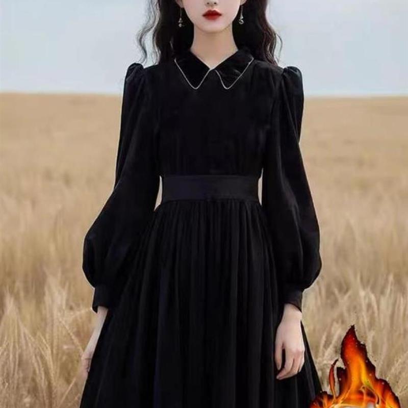 赫本风黑色丝绒连衣裙子冬装女2024年新款加厚长裙引领时尚新风潮