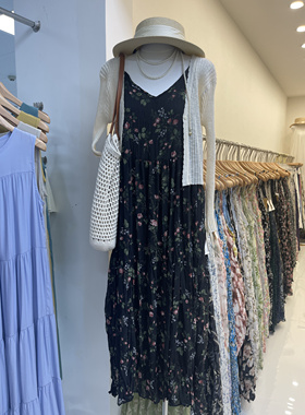 Yomi黑色碎花吊带雪纺连衣裙2024春夏新款压褶女小众中长款裙子潮