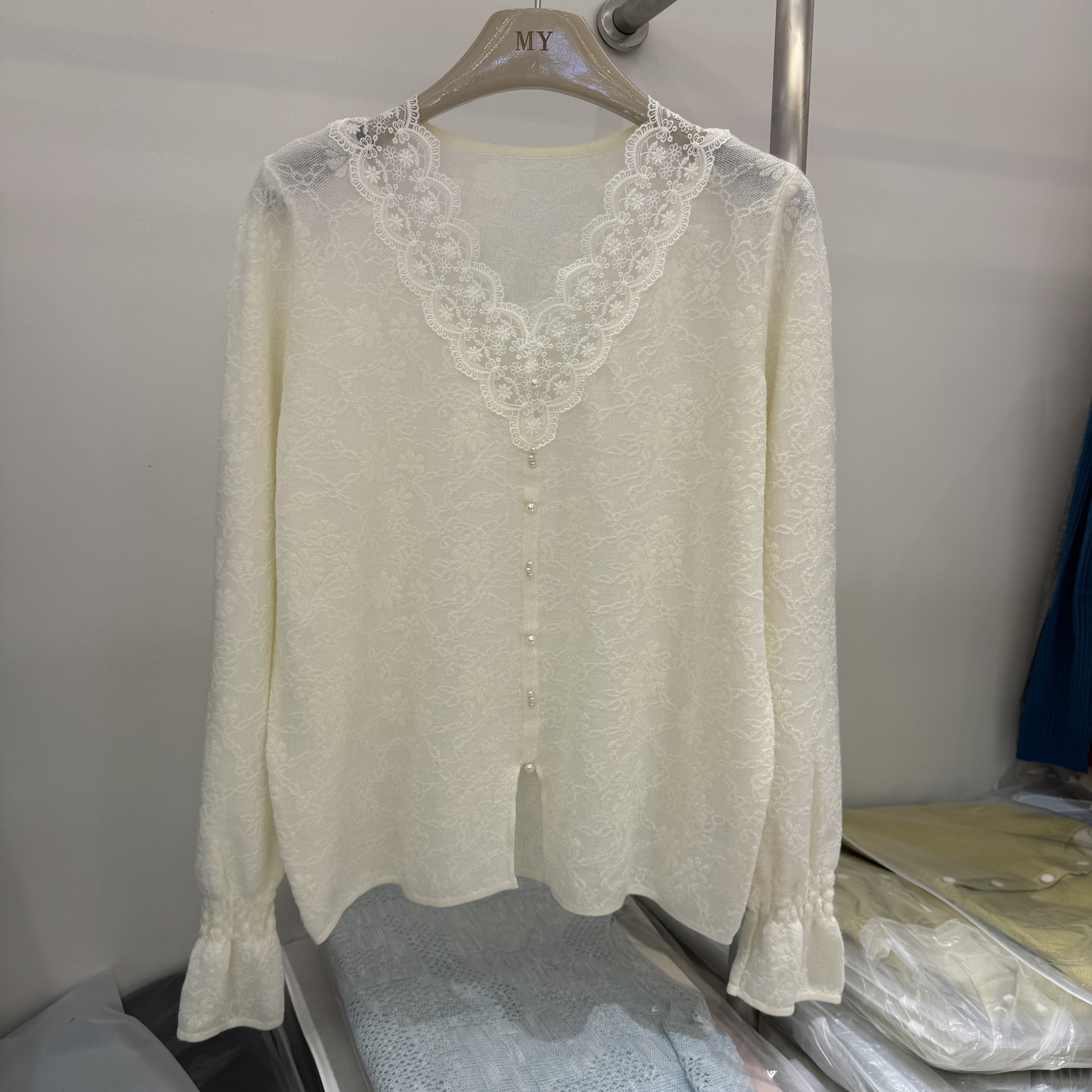 法式V领蕾丝拼接提花长袖针织衫女2026春款修身气质打底衫蕾丝衫