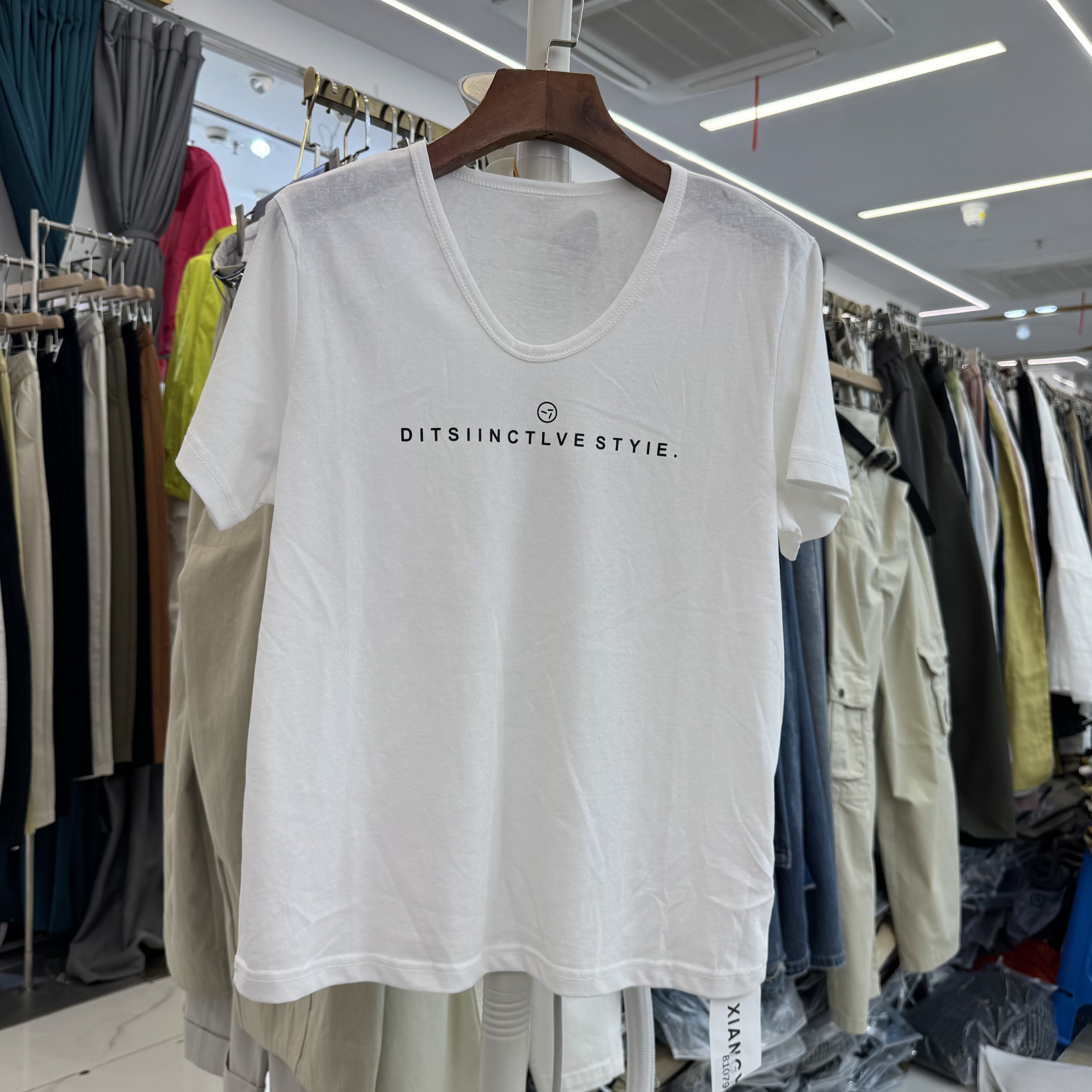 简约字母印花V领短袖T恤女2026夏季新款韩版宽松显瘦百搭上衣