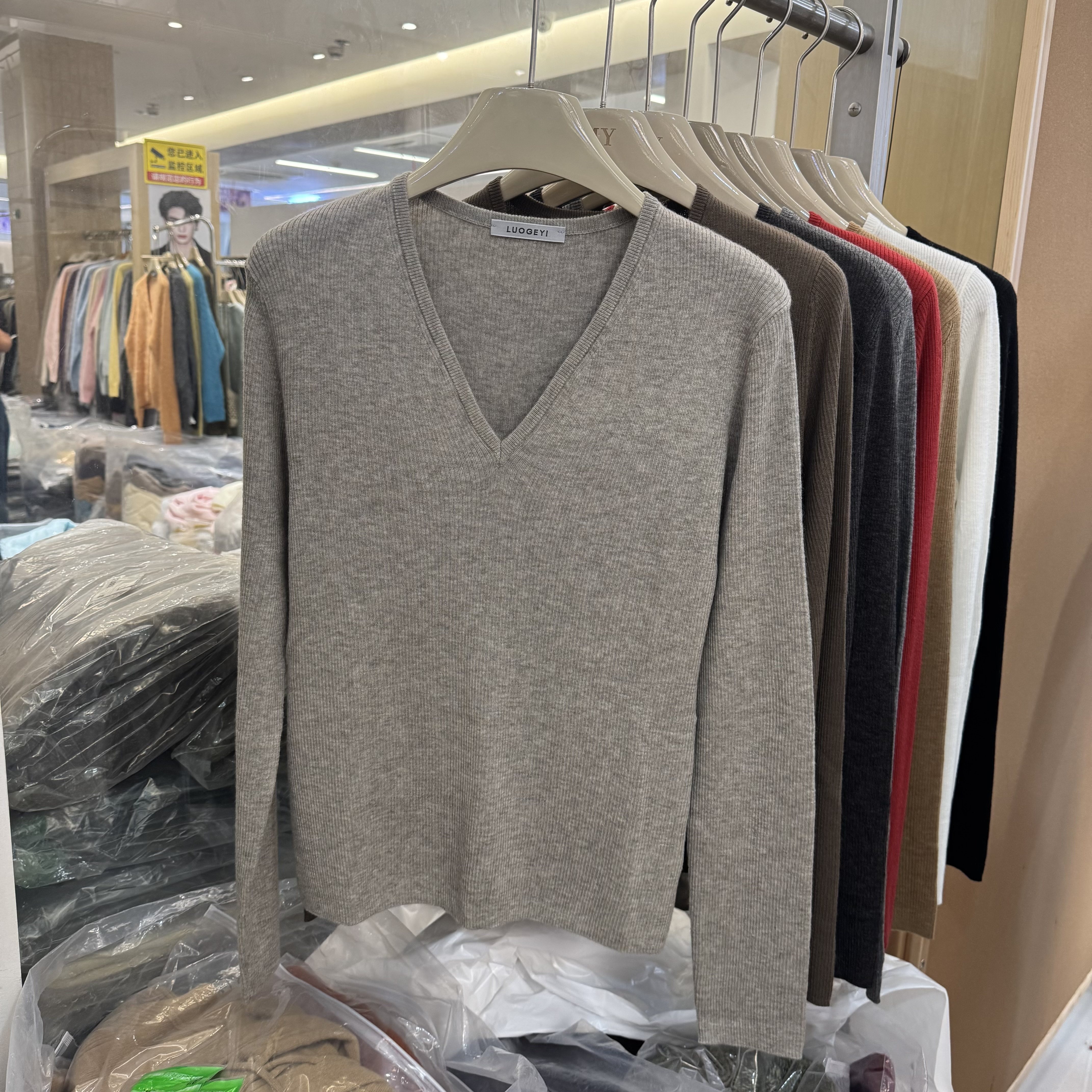 LUOGEYI正品2026秋冬新品宽松显瘦V领懦弱绵羊毛针织打底衫上衣女