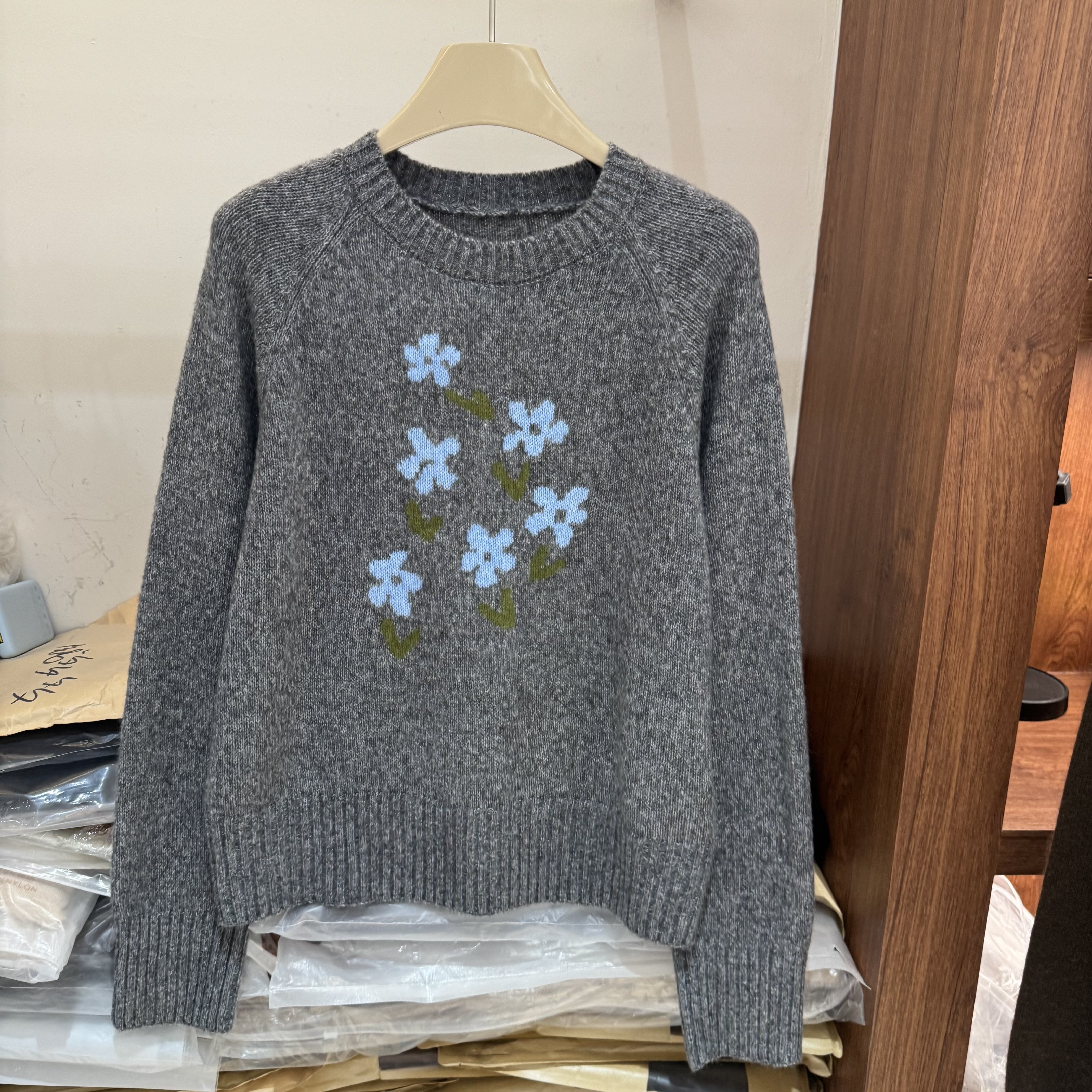 韩系休闲风圆领花朵提花长袖针织衫简约减龄显瘦百搭小众气质上衣